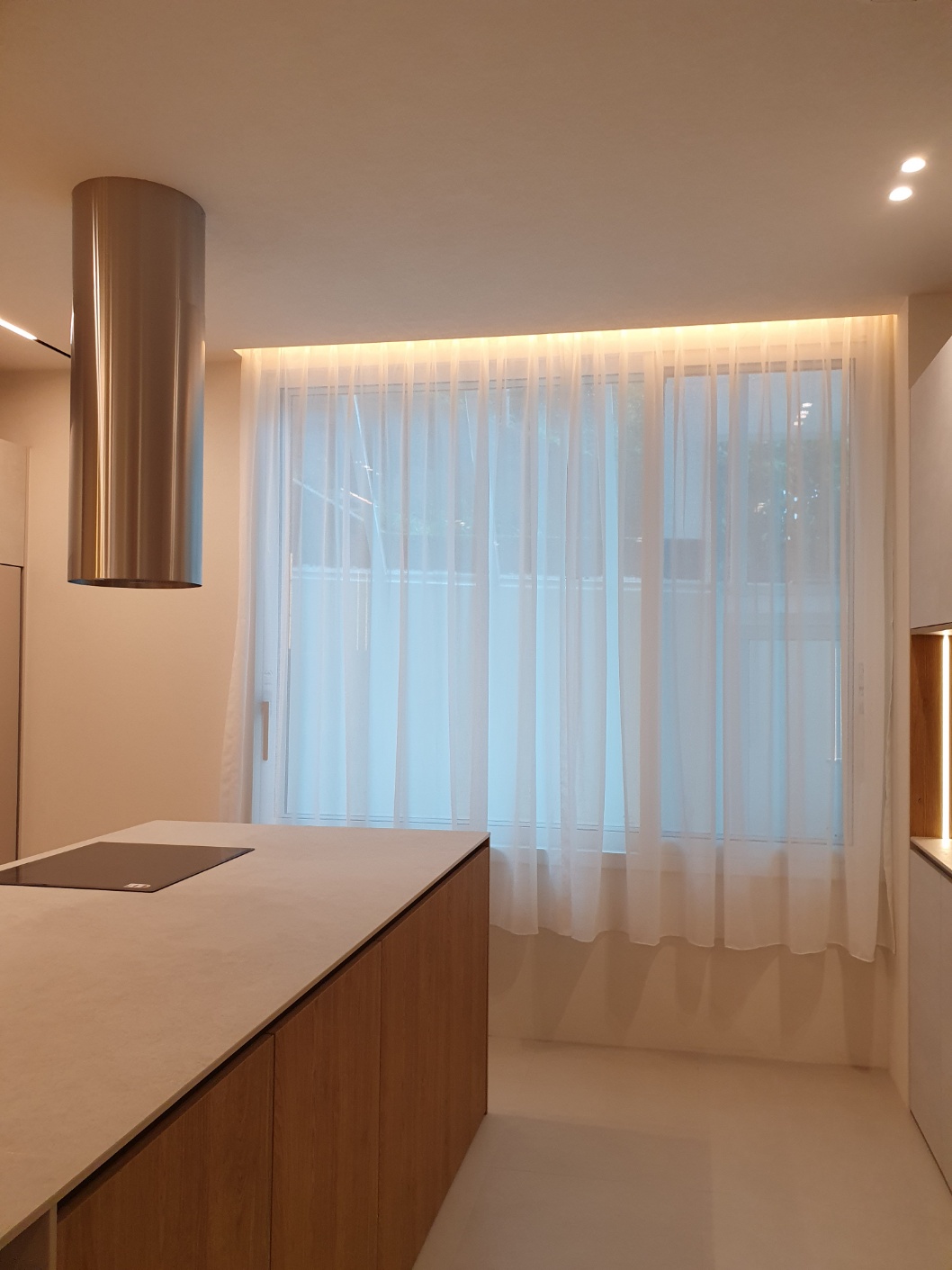 음영 없는 깨끗한 빛을 보여주는 커튼 조명